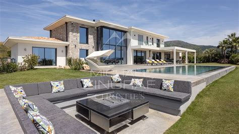 Vue panoramique de la villa Maison Hibiscus avec ses tons bleu et blanc caractéristiques