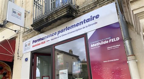 Illustration représentant une permanence parlementaire bloquée par des détritus agricoles