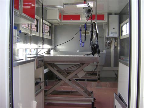 Vue intérieure d'un camion de toilettage professionnel aménagé