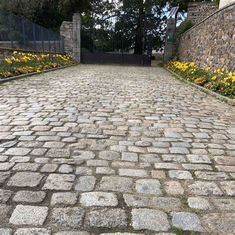 Photographie symbolique représentant un chemin pavé au milieu d'un jardin urbain