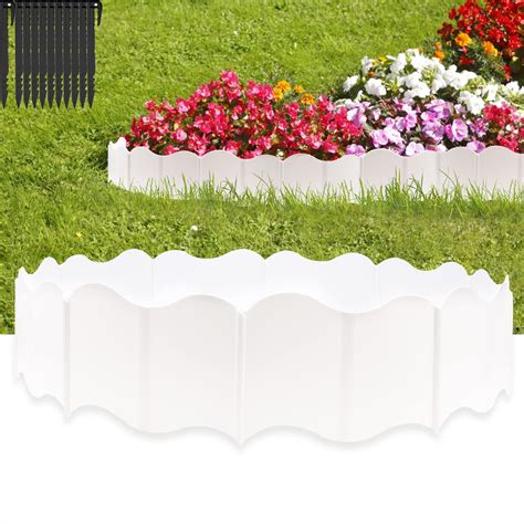 Bordures de jardin en plastique structurant un parterre de fleurs