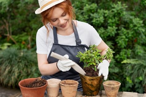 Jardinier traditionnel prenant soin de ses plantes