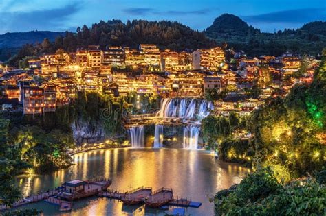 Vue panoramique de Furong Zhen, la ville suspendue au-dessus de la cascade