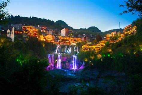 La cascade de Furong, emblème de la ville, vue depuis le bas de la falaise