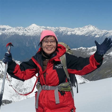Junko Tabei souriante en tenue d'alpiniste