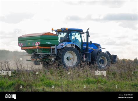 Tracteur avec épandeur à table en action