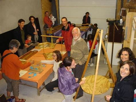 Photo de groupe dans l'atelier Copains des Copeaux