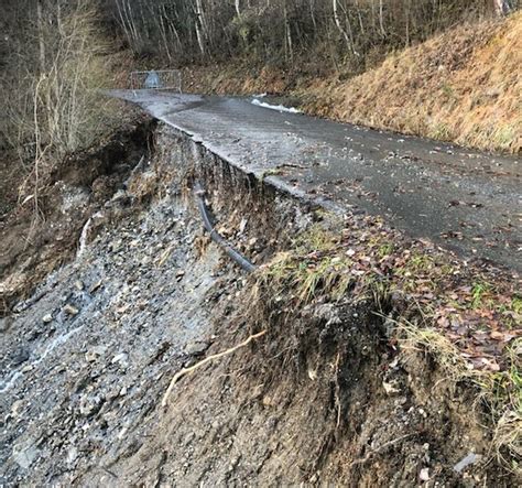 Effondrement de talus avec des mètres cubes de terre et des arbres