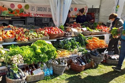 stands de marché avec produits locaux