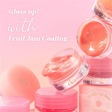 Gros plan artistique sur la texture onctueuse et brillante du Dasique Fruity Lip Jam