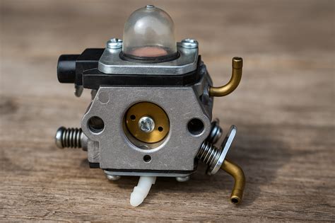 Diagramme éclaté montrant le remplacement d'un kit membrane sur un carburateur de motobineuse