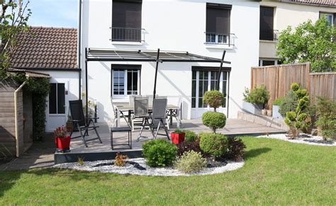 Exemple de projet paysager fini avec terrasse et pelouse entretenue