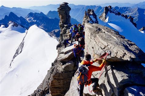 Alpinistes en pleine ascension sur une arête rocheuse
