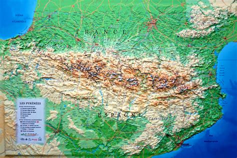 Carte des Pyrénées avec les sommets mentionnés