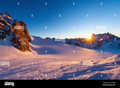 Alpinistes sur l'arête des Cosmiques au lever du soleil