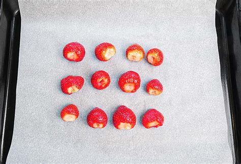 Fraises congelées sur une plaque