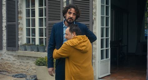 Maxime Gasteuil dans un jardin ensoleillé du Sud-Ouest