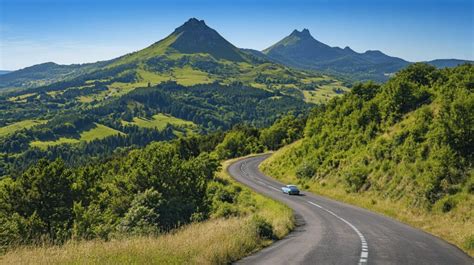 Panorama des volcans d'Auvergne et routes sinueuses pour cyclistes