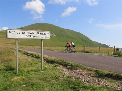 Cycliste gravissant le Col de la Croix Saint-Robert