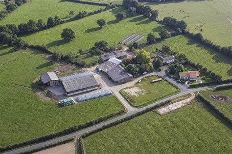 Vue aérienne théorique d'une exploitation agricole et ses parcelles