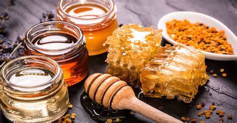 Variété de produits dérivés de la ruche (miel, cire, pollen)