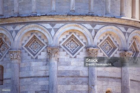 Détails architecturaux et mosaïques de la façade Prunier