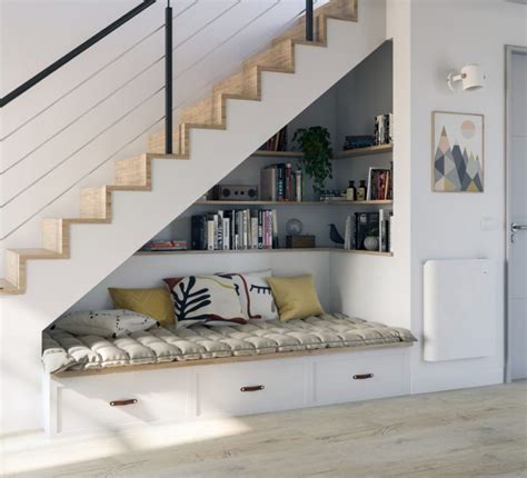 Exemple d'aménagement sur-mesure sous un escalier