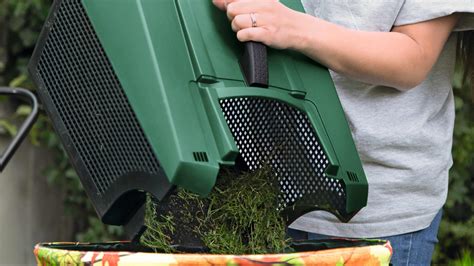 Illustration montrant le bac de ramassage de 40 litres installé sur le scarificateur