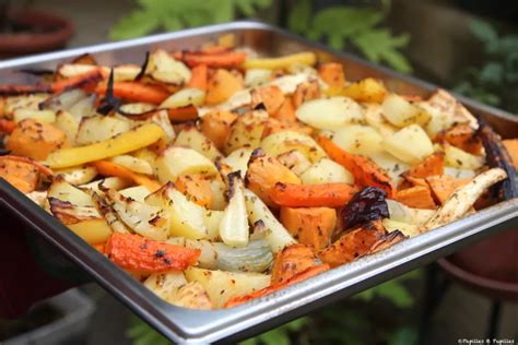 légumes racines rôtis sur une plaque de four avec herbes aromatiques