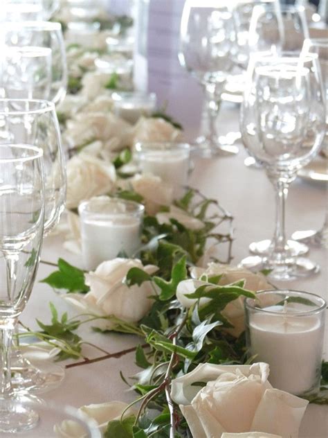 Décoration de table avec du lierre et des éléments grecs