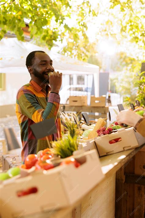 clients dégustant des légumes frais