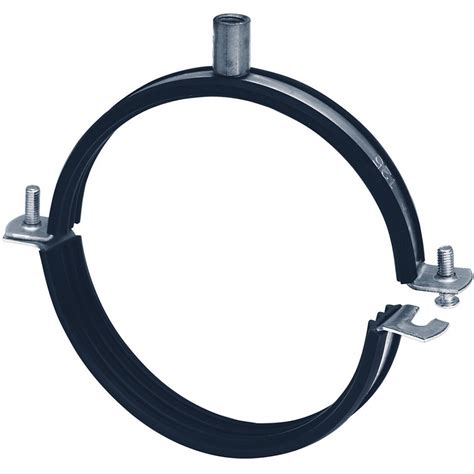 Gros plan sur un collier de fixation pour arbre