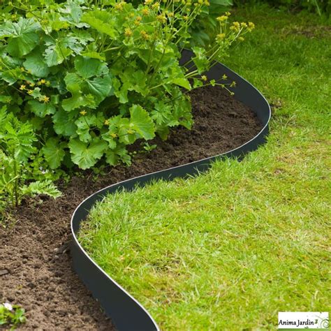 Bordure métallique flexible installée dans un jardin