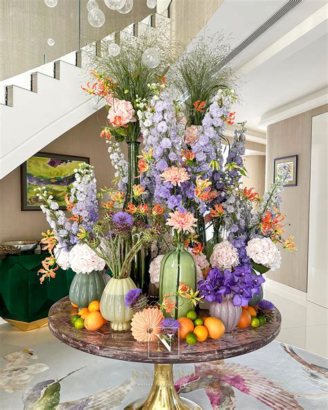 Hortensias stabilisés dorés dans une composition florale