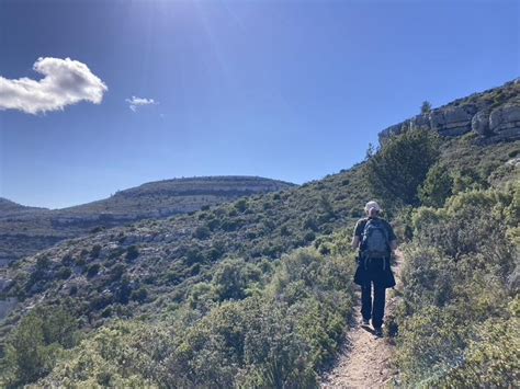 Randonneurs sur un sentier du Garlaban