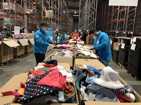 Photo de bénévoles triant des vêtements dans un centre de collecte