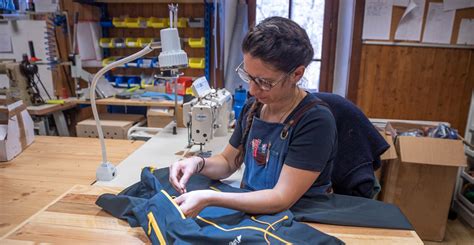 Exemple d'atelier de couture créative et de réparation de vêtements