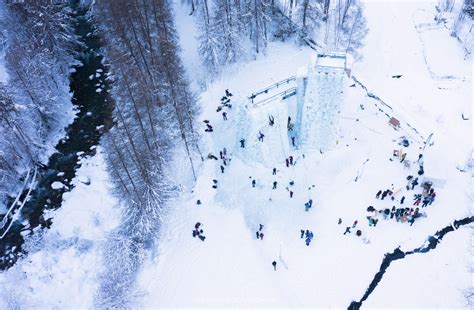 Vue panoramique d'une cascade de glace imposante avec des structures de colonnes et de bulles
