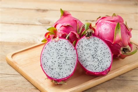 Plan rapproché d'un fruit du dragon mûr sur sa tige avec ses écailles caractéristiques