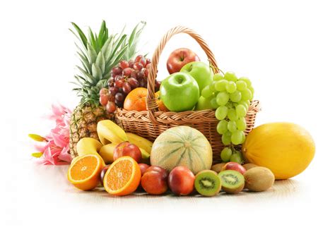 Panier contenant des fruits du dragon rouges et jaunes fraîchement récoltés