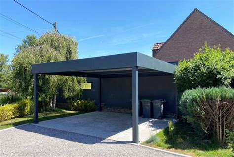 Comparatif visuel entre un carport en bois et un carport en aluminium dans un environnement de jardin