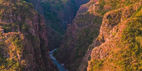 Panorama des gorges de Daluis avec leurs falaises rouges caractéristiques