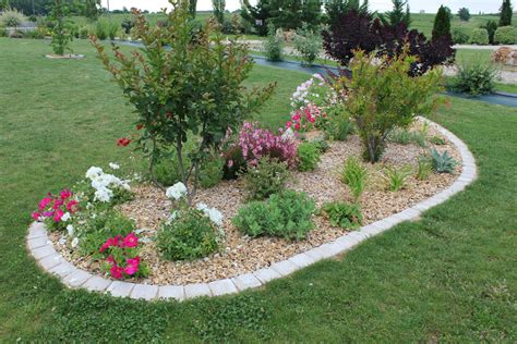 Jardin propre avec allées désherbées et parterres fleuris