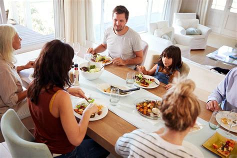 Enfants apprenant les bonnes manières à table
