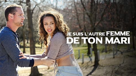 Gros plan sur les mains du mari dans le tableau de Mierevelt, tenant le bulbe et la tulipe