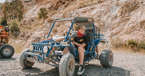 Vue d'ensemble d'un buggy tout-terrain dynamique en milieu naturel