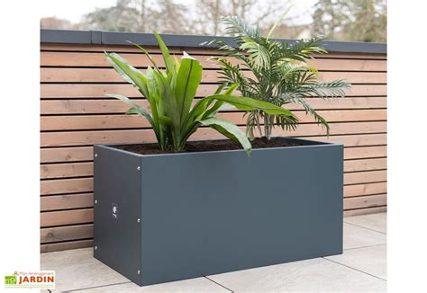 différents styles de jardinières en métal, du zinc vieilli au fer forgé