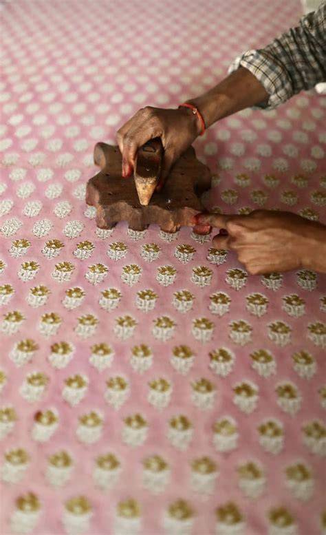 Artisans indiens pratiquant le block print