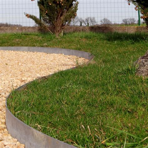 Image d'une bordure en acier galvanisé installée dans un jardin