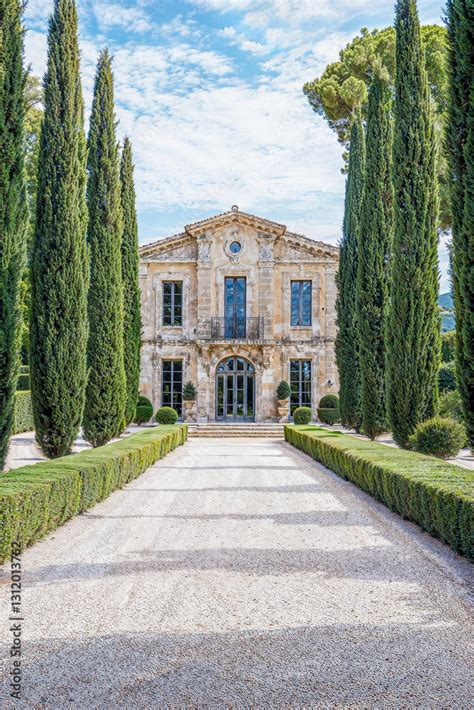 allée bordée de cyprès d'Italie